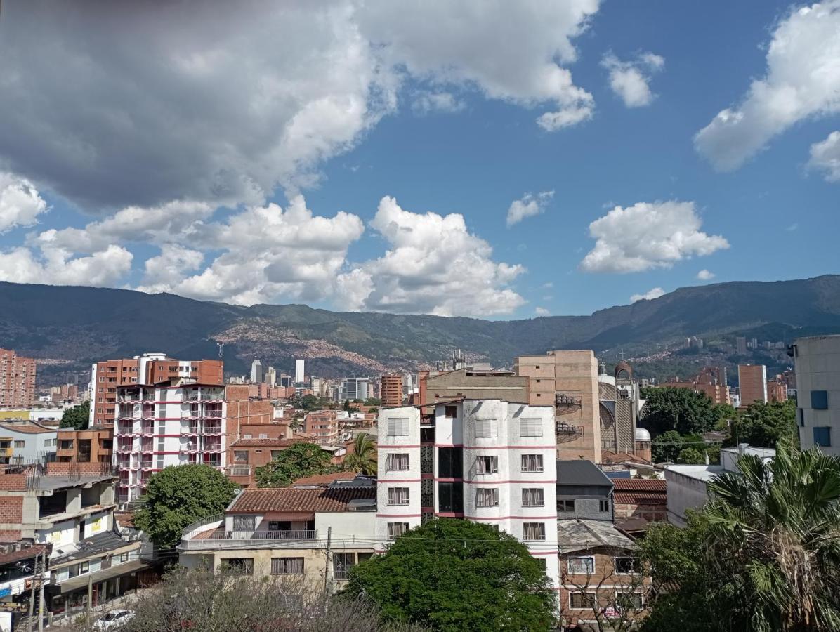 Beautiful & Comfortable Apartment In Laureles Medellin Bagian luar foto