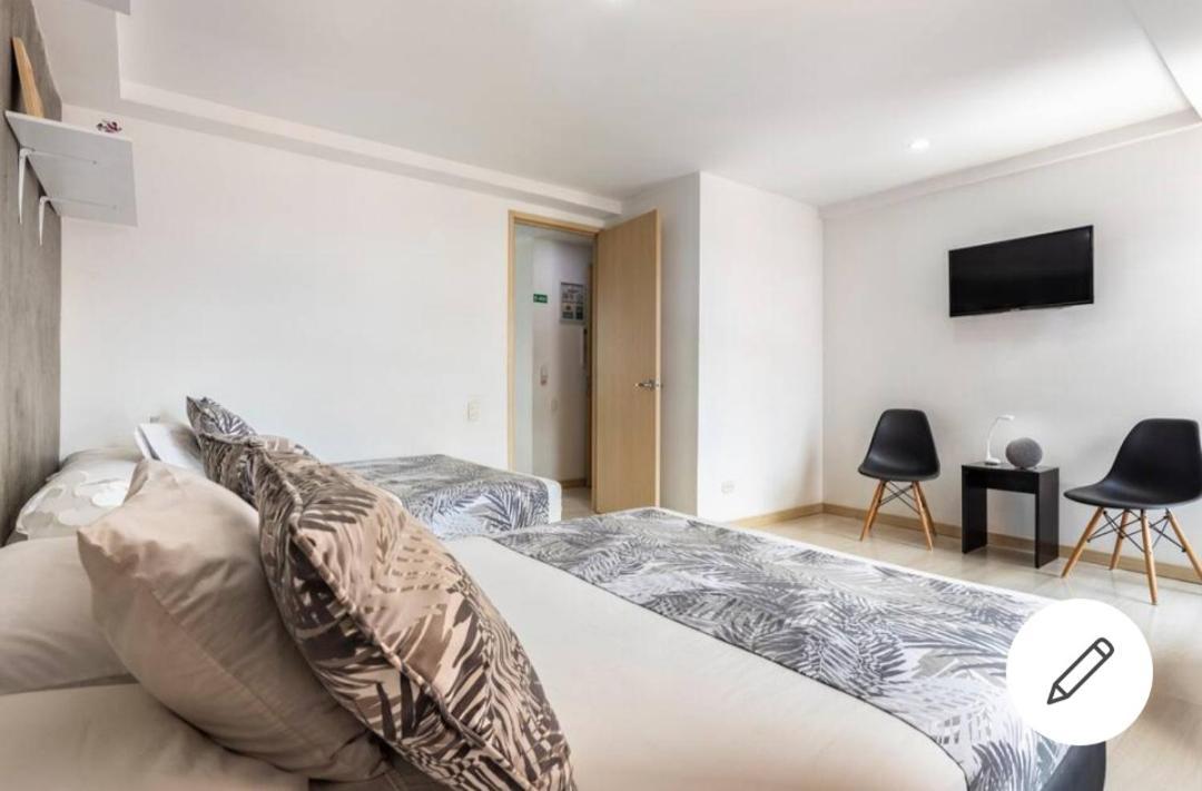 Beautiful & Comfortable Apartment In Laureles Medellin Bagian luar foto